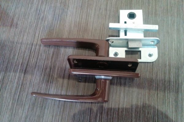 Ручка дверная с защелкой коричневая 